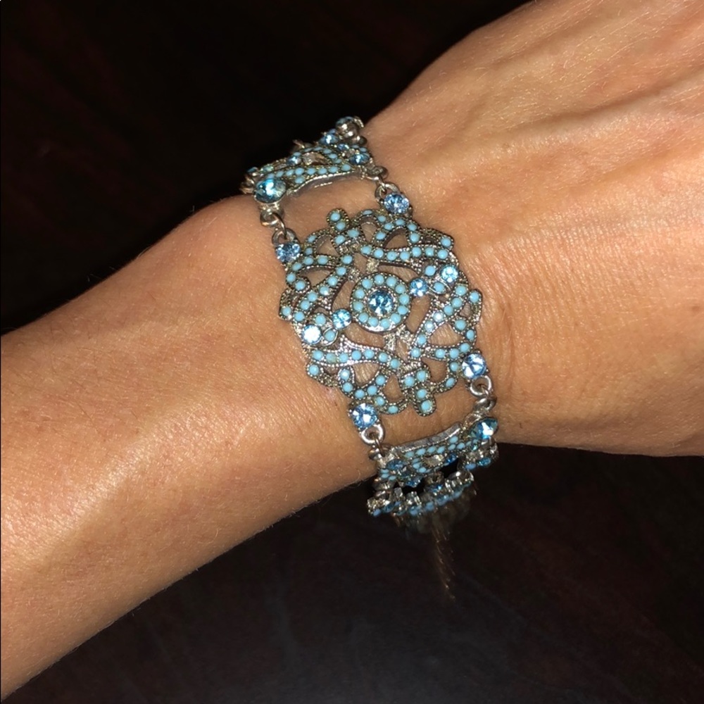 Beautiful turquoise and silver tone bracelet. - Picture 2 of 4